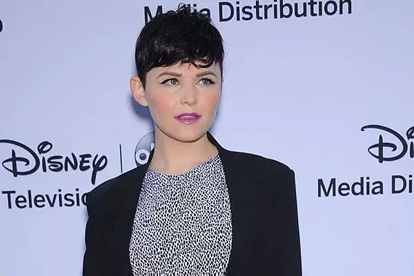 Ginnifer Goodwin, con un look con el pelo cortísimo y flequillo bien tupido