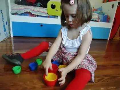 Jugando concentrada con juguetes de Ramiro