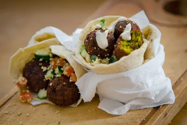 Falafel: bolitas de garbanzo, perejil, cebolla y especias