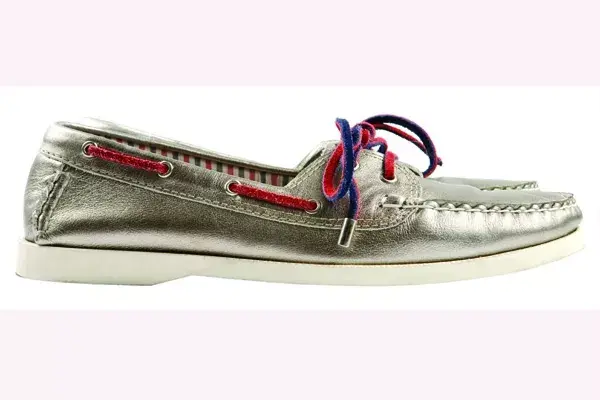 Mocasines de cuero tornasol con cordones bicolor (Paula Cahen D´Anvers, $1200)