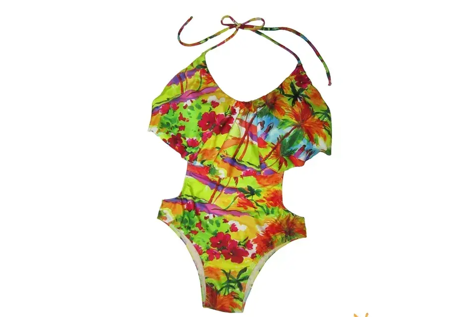 Trikini con volado y estampa tropical (Luz de Mar, $885)