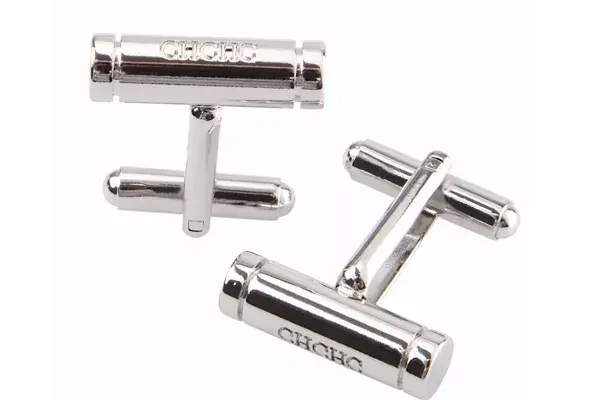 Para los más formales estos gemelos increíbles y muy chic (Carolina Herrera, consultar precio)