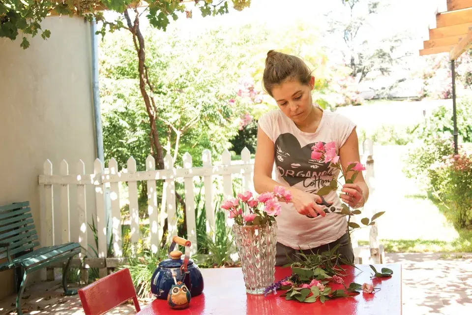 Bere arma los centros de mesa con flores de su jardín