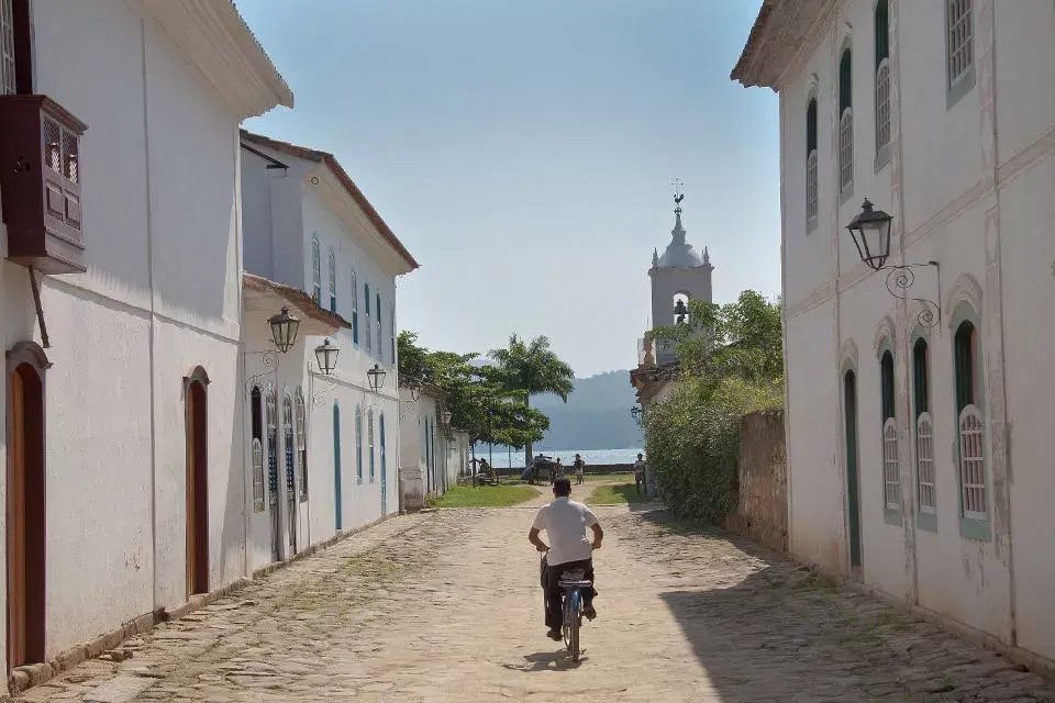 La calle principal de la ciudad, conecta el centro histórico con el mar