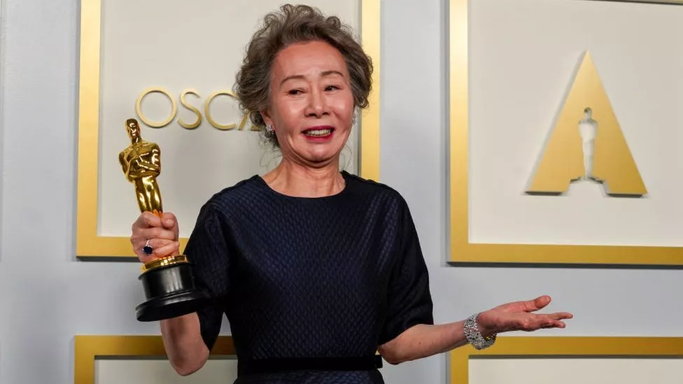 Yuh-Jung Youn es la primera surcoreana en ganar un Oscar en una categoría de interpretación (2021)