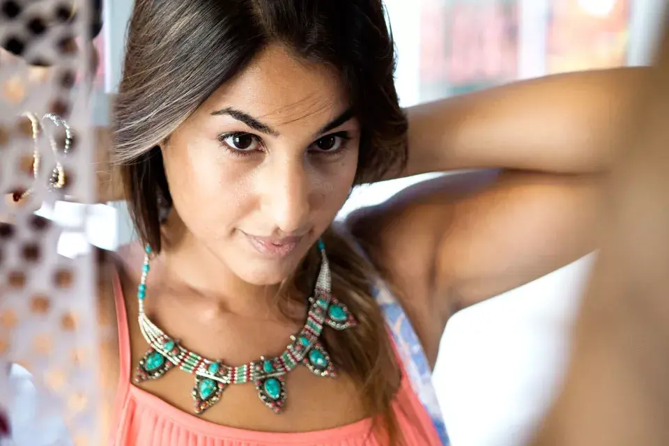 Una tienda chiquita que tiene todo tipo de platería