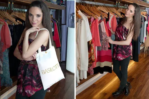 De jean y top batik, Bárbara Attías pasó por el local de Basilotta