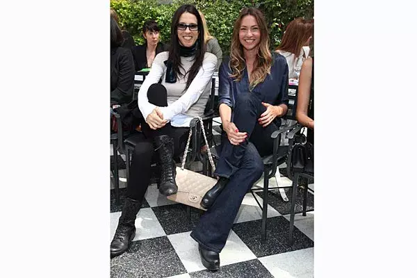 Paula Robles y Andrea Bursten, sentadas muy cómodas en primera fila para ver el desfile de El Camarín. Queremos la carterita Chanel!