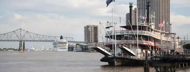 El barco a vapor Natchez, el último en su tipo que sigue navegando el Mississippi.