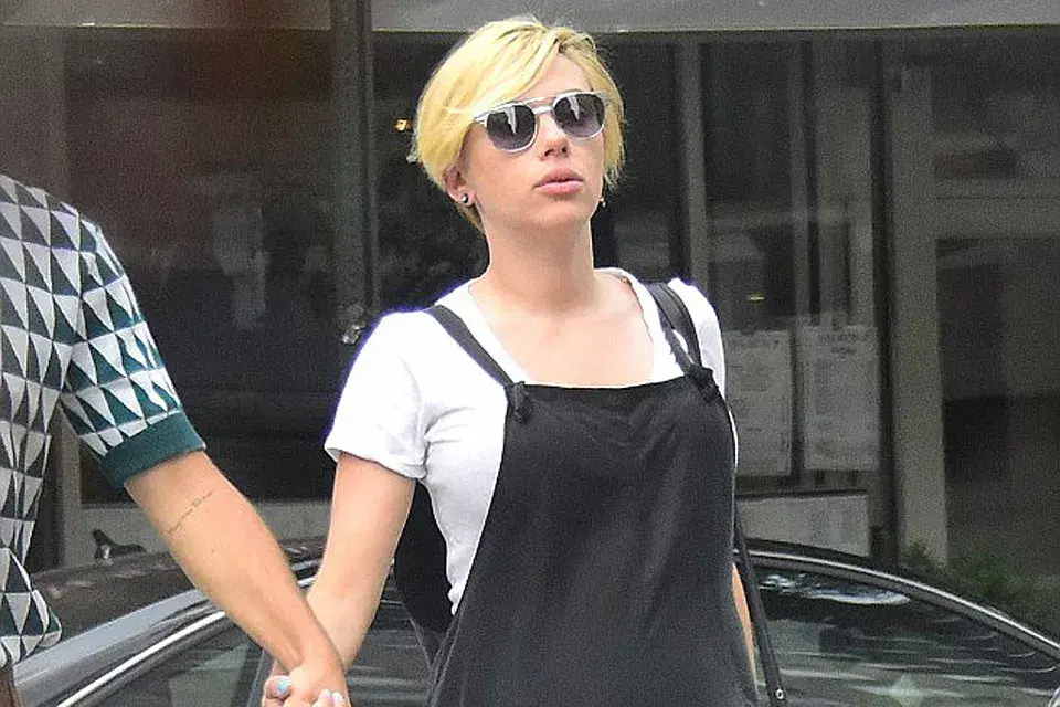 A un mes de convertirse en mamá, Scarlett muestra su nuevo corte de pelo