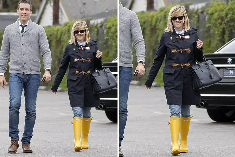 En el otro extremo, Reese Witherspoon con botas de lluvia amarillas. ¿Qué te parece su outfit?
