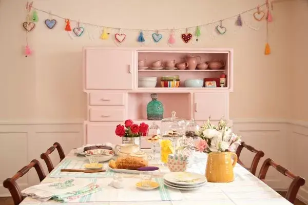 Bien amplio y preparado para recibir muchos invitados, el comedor mezcla objetos de diseño y antigüedades.