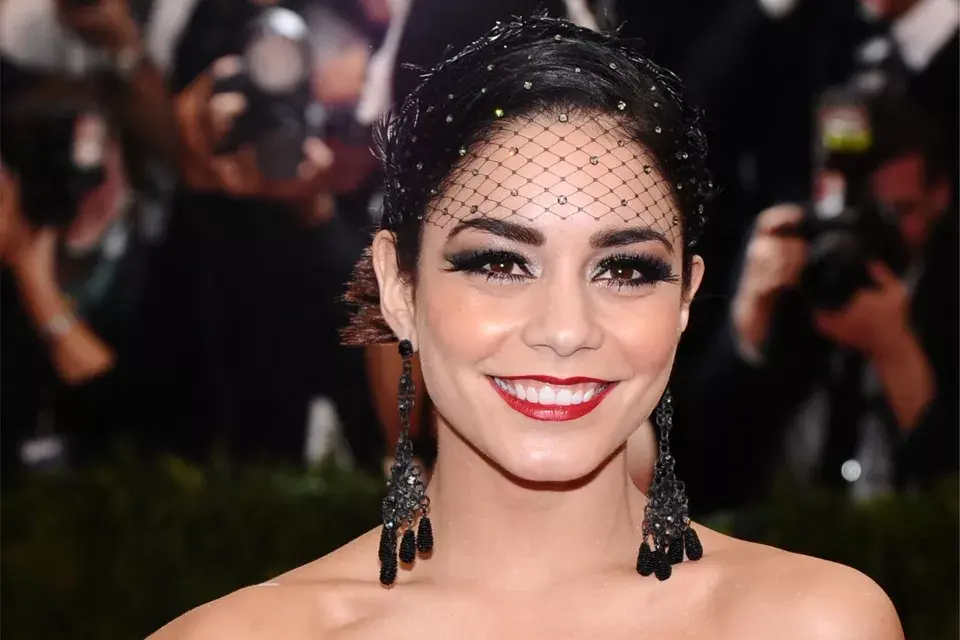 Vanessa Hudgens llevó un tocado en forma de red y unos pendientes negros largos... pero todo quedó opacado por el exceso de maquillaje
