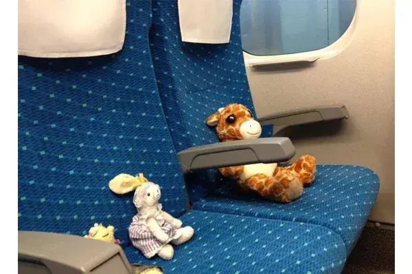 En el avión, ¡abróchense los cinturones!