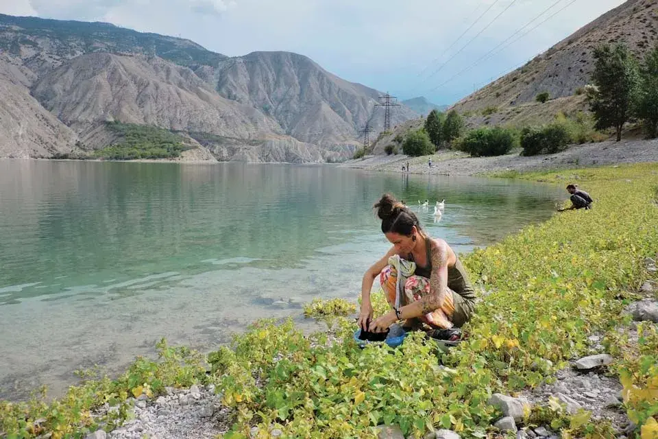 Rosana cambia el lavarropas por las aguas del lago Tortum, en Turquía
