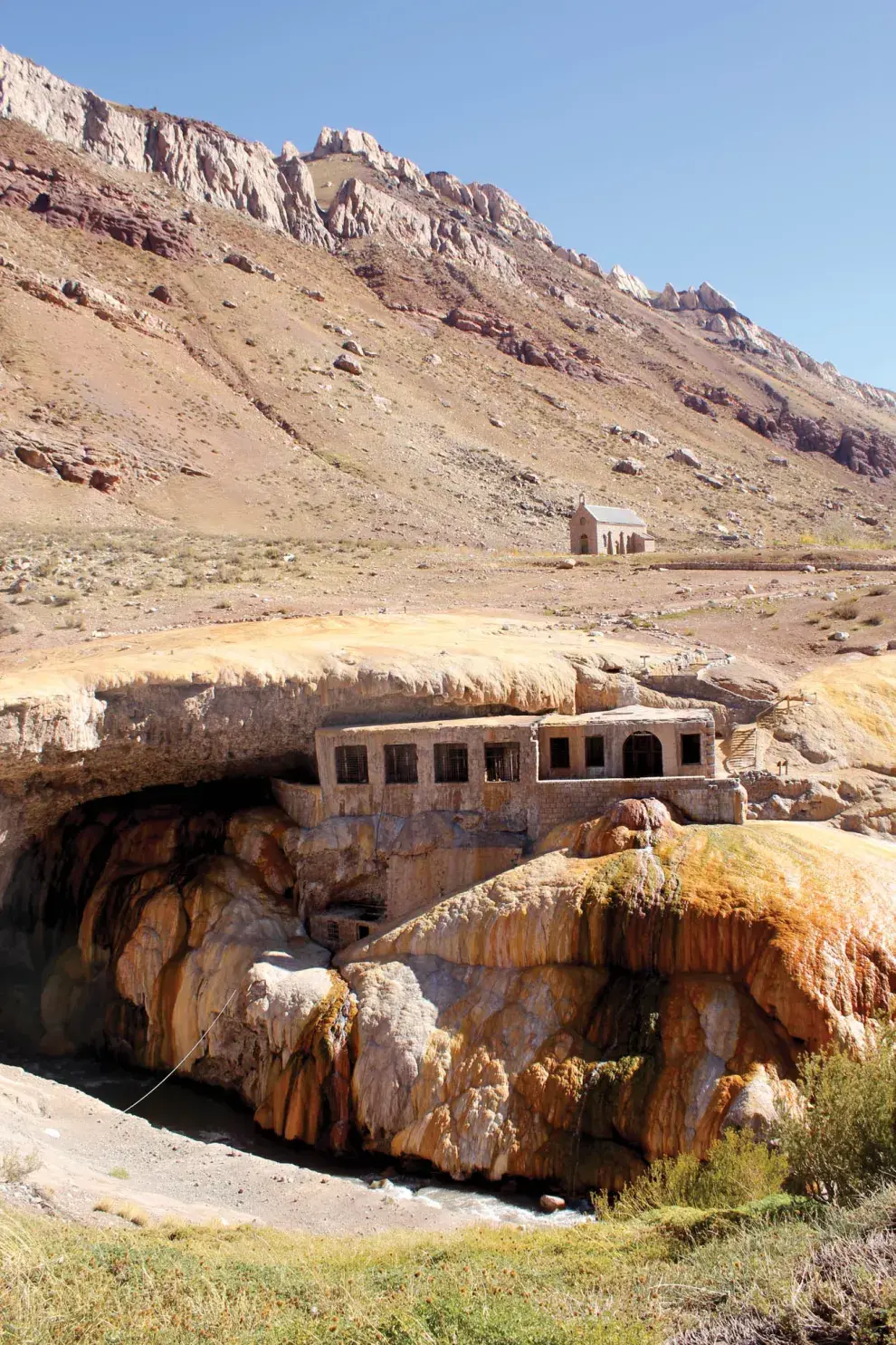 A unos 183 kilómetros de la Ciudad de Mendoza, ir al Puente del Inca es uno de los paseos clásicos.