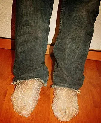 Zapatillas de burbujitas. Con cada pisada, una explosión.