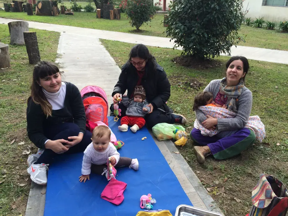 Ellas forman parte del Grupo de Crianza y Gestación en Trama que idearon el mural.