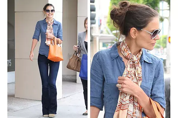 Katie Holmes se animó a mezclar jean con jean: eligió un tono más oscuro para el pantalón y otro más clásico la camisa; divino, el touch de color que aporta la cartera