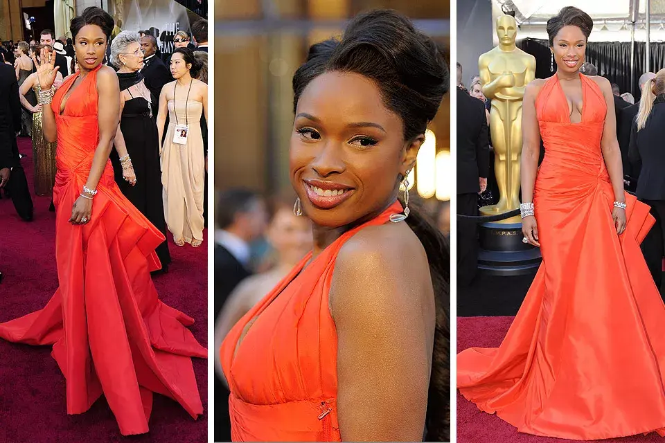 Divina, Jennifer Hudson lució su estilizada figura con su vestido color mandarina de Atelier Versace; el diseño tenía escote halter y voluminosos apliques en cascada en uno de los lados