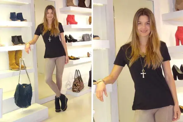 Marcela Kloosterboer en el local de Bnedikta con look casual, remera básica, leggings y booties