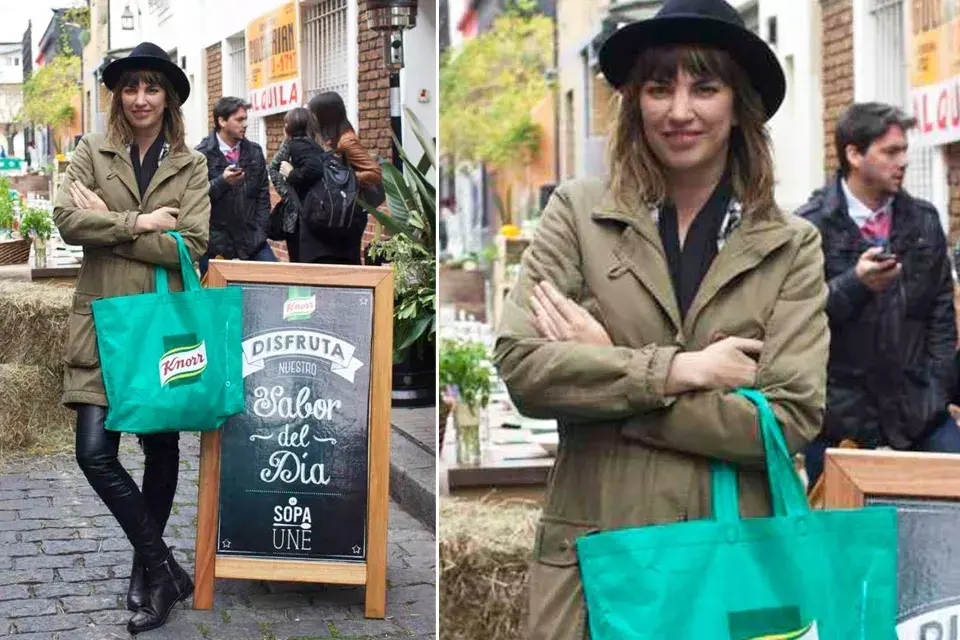 Deborah Del Corral pasó por el evento de lanzamiento de Semana de la Sopa en el Pasaje Santa Rosa. Optó por un atuendo bien relajado y cómodo, con detalles cancheros, como el sombrero y las booties