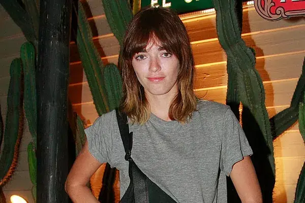 Belén Chavanne, con el flequillo recto, hacia adelante