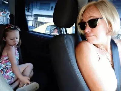 Caras raras. Abuela y nieta