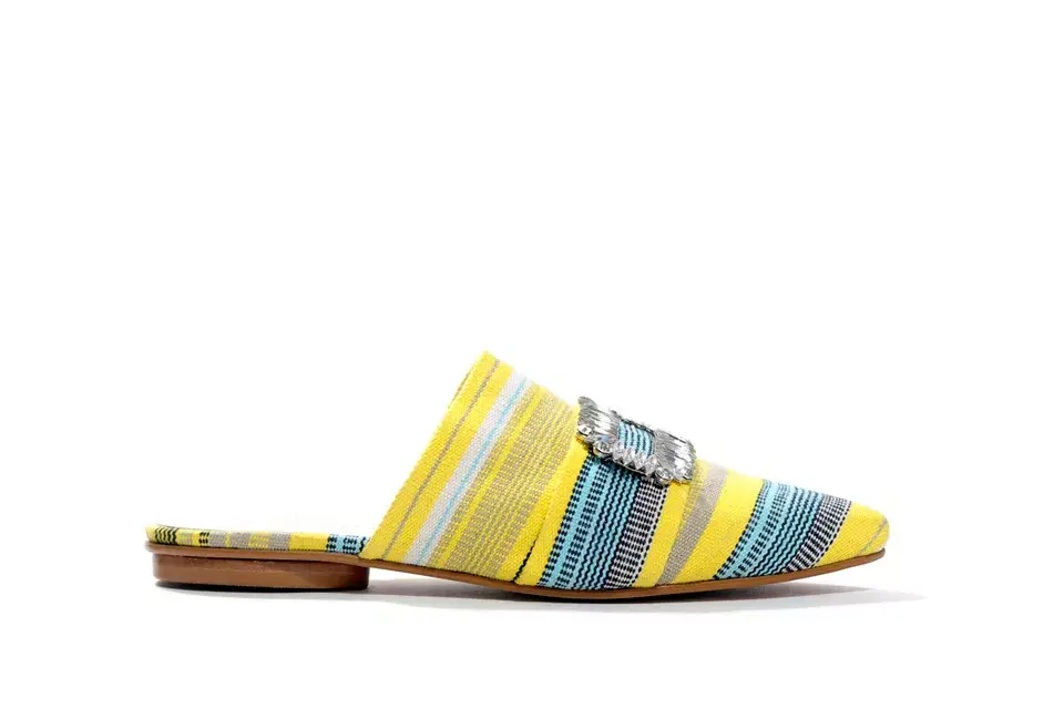 Slippers con aplique frontal (Natacha, $3190)