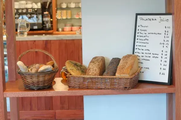 El panini de canela y nuez, la focaccia al romero, las brioches o los bagels con dips de amapola