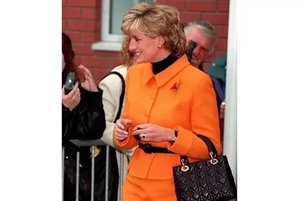 Lady Di se enamoró de esta cartera y la compró en todos los colores