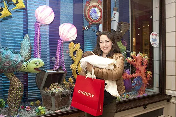 Narda Lepes pasó con su bebita Leia por el local de Cheeky de Unicenter en el que prepararon una vidriera súper animada