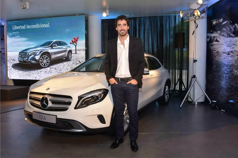 Nacho Viale estuvo en la presentación del nuevo Mercedes-Benz GLA y posó muy canchero para la foto