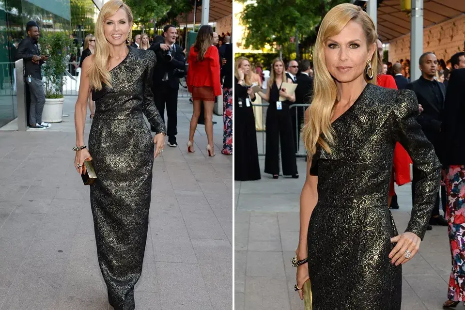 Rachel Zoe asistió el evento con un vestido diseñado por ella misma: corte asimétrico en tonos metalizados que acompañó con accesorios en el mismo color