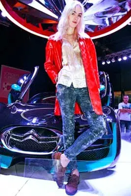 La top model Naomi Preizler, siempre con aires rockeros, combinó unos jeans nevados con un tapadito rojo bien shocking