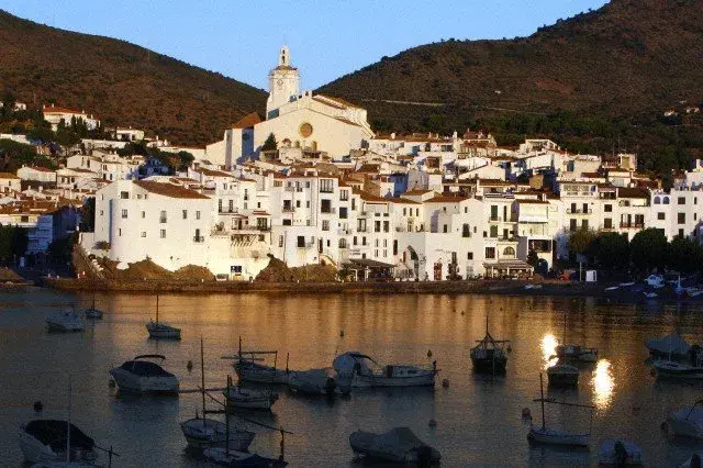 Una perla en el Mediterráneo, en el extremo oriental de la península, Cadaqués resultó inspirador para Dalí.