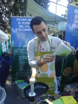 Elaboración en vivo de bebida a base de pasto de trigo