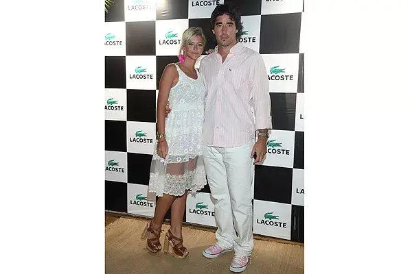 María Eugenia Suárez y Nacho Viale no se separaron ni un minuto en la fiesta de Lacoste; ella, divina con su vestido blanco con bordados y transparencias; él apostó al rosa y blanco