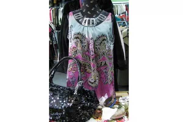El elegido de esta feria son los vestidos retro tipo, chemisse, bordados a mano