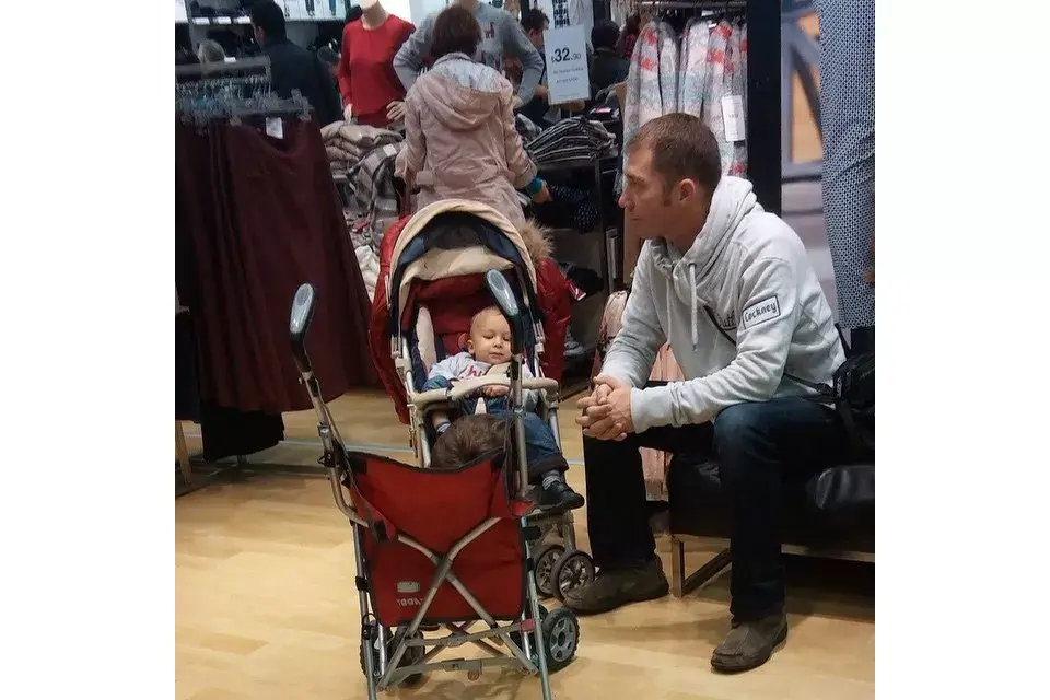 Además de esperar, él es niñero. ¡Una maravilla!