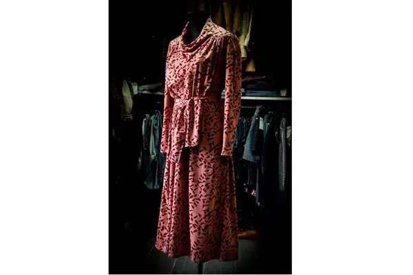 Hay prendas desde los años 30 hasta la actualidad. Podés encontrar diseños con cuero cuero, blazers, camisas, vestidos, impermeables, zapatos, botas, carteras y tocados