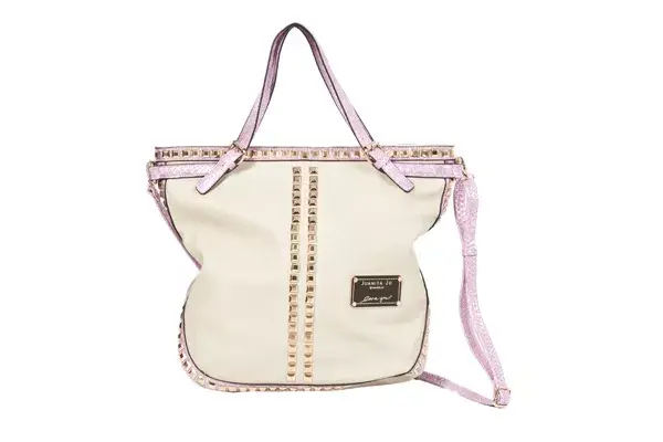 Si te gustan las tachas, que este verano están a full, este bolso es para vos (Juanita Jo, $810)