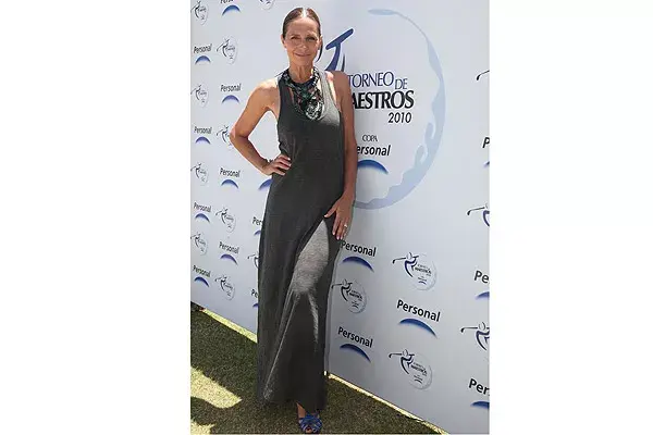 Ginette Reynal apostó al vestido larguísimo con un collar importante