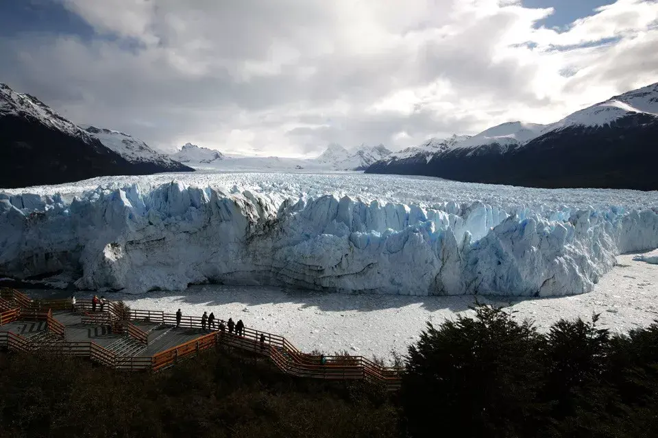 Vista del frente sur del glaciar con los miradores estrategicamente ubicados, desde allí es ideal ver al glaciar en la época de los rompimientos