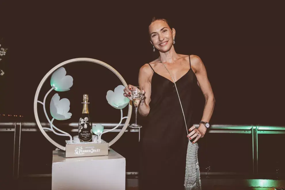 Andrea Bursten derrochó simpatía con u vestido de breteles negro y bien simple en el evento de Perrier Jouet en Enjoy Punta del Este