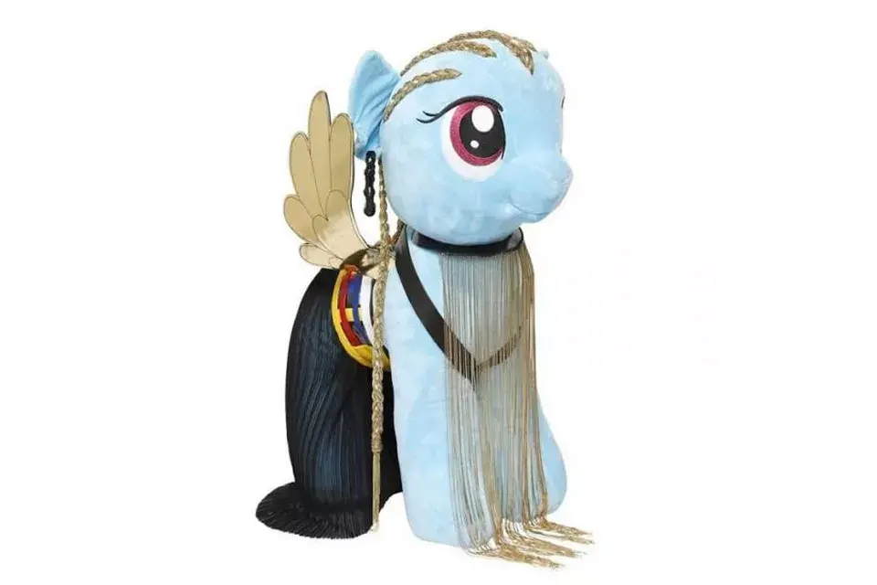 Balmain eligió pantalones de gasa plisados, cinturón de cuero, flecos y trenzas doradas ¿Qué te parece esta versión?