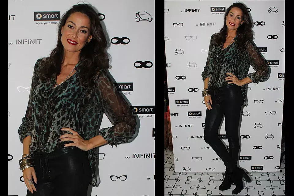 Débora Bello eligió un conjunto todoterreno para el evento de Infinit: chupín de cuero negro con camisa de gasa animal print