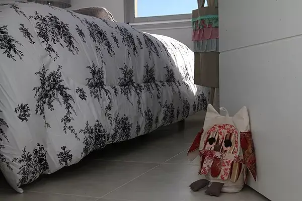 A la deco la hacen los detalles, como esta práctica y original lechuza traba puertas ($240, Agustina Cerato) que se usó para el dormitorio. ¡Súper de moda!