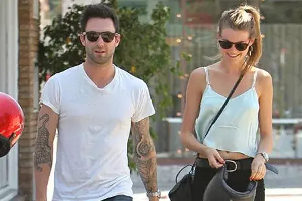 Adam y Behati, más unidos que nunca