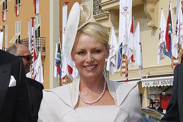 La mamá de la novia, Lynette Humberstone, con un peinado recogido y un tocado hacia un costado